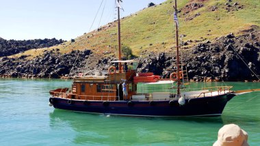 Mavi gökyüzü ve beyaz duvarları olan bir kilise manzarası. Yunan, Yunan.