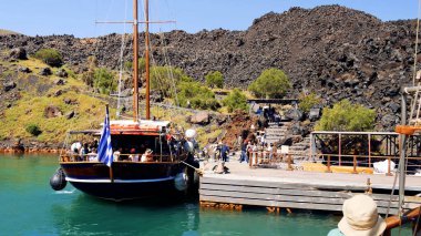 Mavi gökyüzü ve beyaz duvarları olan bir kilise manzarası. Yunan, Yunan.
