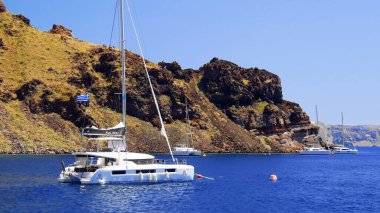 Mavi gökyüzü ve beyaz duvarları olan bir kilise manzarası. Yunan, Yunan.