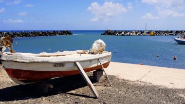 Mavi gökyüzü ve beyaz duvarları olan bir kilise manzarası. Yunan, Yunan.