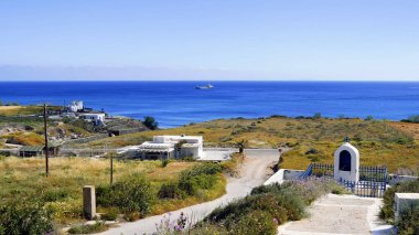 Mavi gökyüzü ve beyaz duvarları olan bir kilise manzarası. Yunan, Yunan.