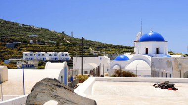 Mavi gökyüzü ve beyaz duvarları olan bir kilise manzarası. Yunan, Yunan.
