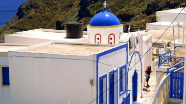 Mavi gökyüzü ve beyaz duvarları olan bir kilise manzarası. Yunan, Yunan.