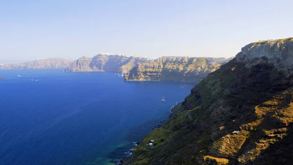Denizin ve Akdeniz adasının kuzeyindeki dağların havadan görünüşü.