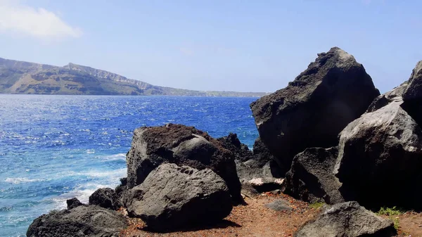 Yunanca okyanus kıyısının kayalık kıyı şeridi