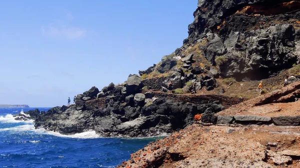 Atlantik Okyanusu kıyısında kayalar ve mavi gökyüzü