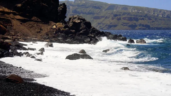 Mavi gökyüzü ve beyaz duvarları olan bir kilise manzarası. Yunan, Yunan.