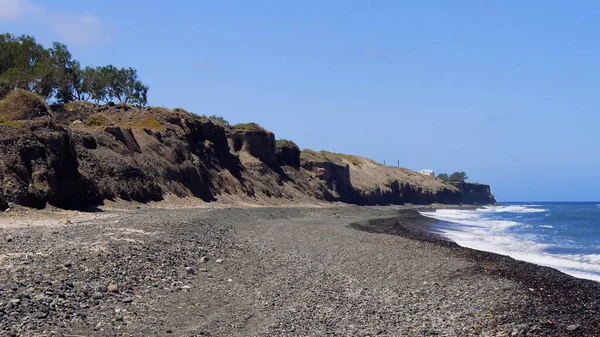 Mavi gökyüzü ve beyaz duvarları olan bir kilise manzarası. Yunan, Yunan.