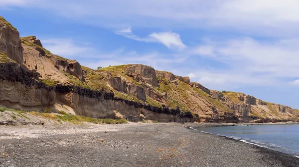 Mavi gökyüzü ve beyaz duvarları olan bir kilise manzarası. Yunan, Yunan.