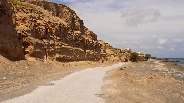 Mavi gökyüzü ve beyaz duvarları olan bir kilise manzarası. Yunan, Yunan.