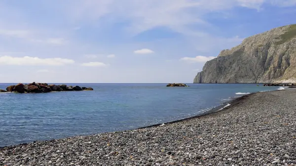 Mavi gökyüzü ve beyaz duvarları olan bir kilise manzarası. Yunan, Yunan.