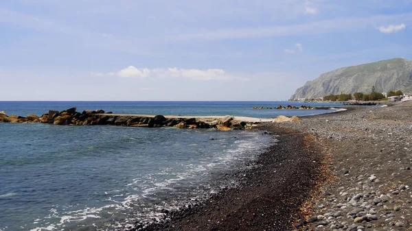 Mavi gökyüzü ve beyaz duvarları olan bir kilise manzarası. Yunan, Yunan.