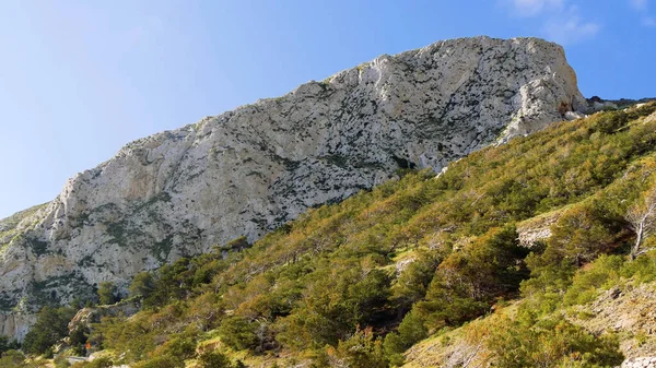 Mavi gökyüzü ve beyaz duvarları olan bir kilise manzarası. Yunan, Yunan.