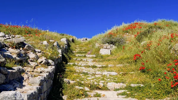 Mavi gökyüzü ve beyaz duvarları olan bir kilise manzarası. Yunan, Yunan.