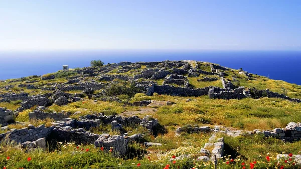 Mavi gökyüzü ve beyaz duvarları olan bir kilise manzarası. Yunan, Yunan.