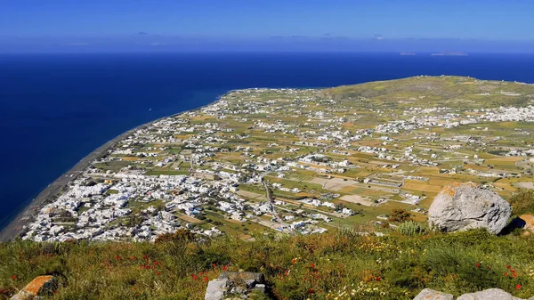 Mavi gökyüzü ve beyaz duvarları olan bir kilise manzarası. Yunan, Yunan.