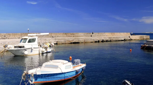 Mavi gökyüzü ve beyaz duvarları olan bir kilise manzarası. Yunan, Yunan.