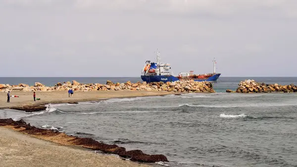 Mavi gökyüzü ve beyaz duvarları olan bir kilise manzarası. Yunan, Yunan.