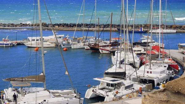 Mavi gökyüzü ve beyaz duvarları olan bir kilise manzarası. Yunan, Yunan.
