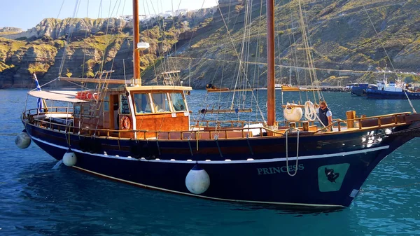 Mavi gökyüzü ve beyaz duvarları olan bir kilise manzarası. Yunan, Yunan.
