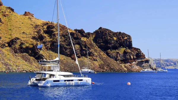 Mavi gökyüzü ve beyaz duvarları olan bir kilise manzarası. Yunan, Yunan.