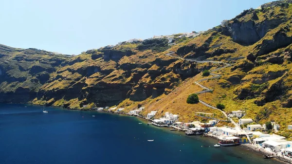 Mavi gökyüzü ve beyaz duvarları olan bir kilise manzarası. Yunan, Yunan.