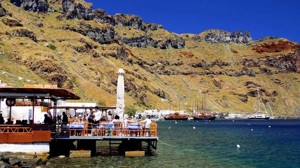 Mavi gökyüzü ve beyaz duvarları olan bir kilise manzarası. Yunan, Yunan.