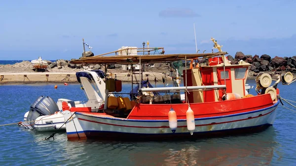 Mavi gökyüzü ve beyaz duvarları olan bir kilise manzarası. Yunan, Yunan.