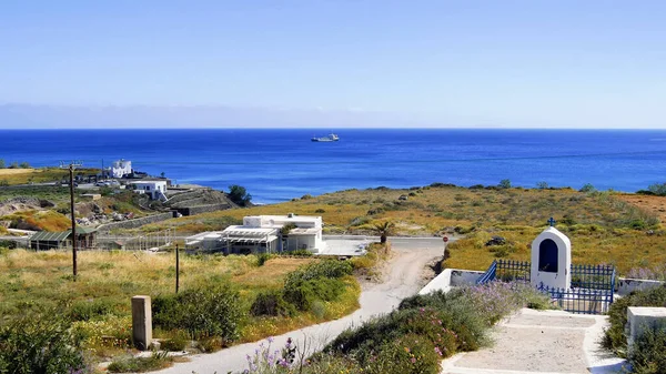 Mavi gökyüzü ve beyaz duvarları olan bir kilise manzarası. Yunan, Yunan.