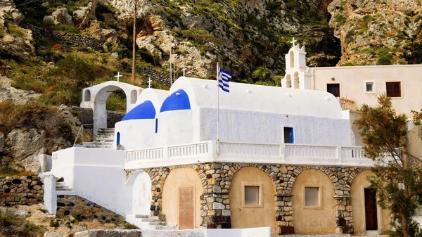 Mavi gökyüzü ve beyaz duvarları olan bir kilise manzarası. Yunan, Yunan.