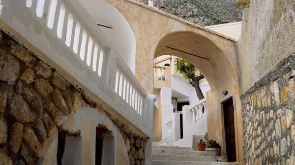 Mavi gökyüzü ve beyaz duvarları olan bir kilise manzarası. Yunan, Yunan.