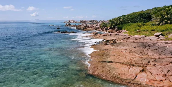 Kayalıkları ve denizi olan güzel sahil