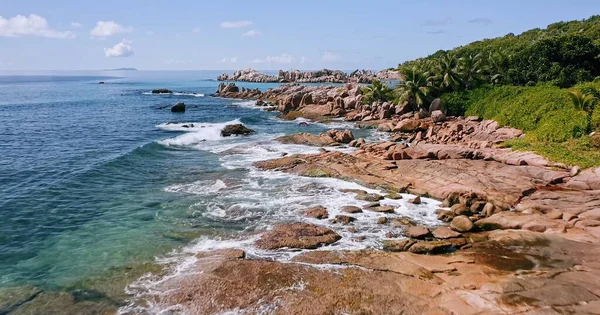 Deniz kıyısının güzel manzarası