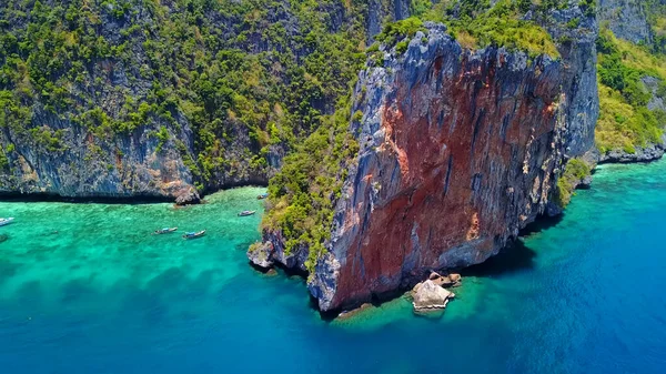 美丽的热带海滩 碧绿的水和岩石 — 图库照片