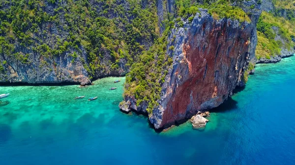 美丽的热带海滩 碧绿的水和岩石 — 图库照片