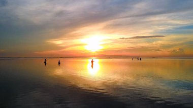 Denizin üzerinde güzel bir gün batımı