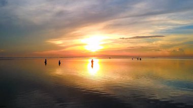 Gölün üzerinde gün batımı