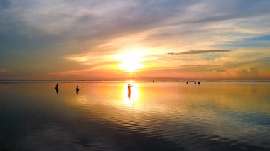 Denizin üzerinde güzel bir gün batımı