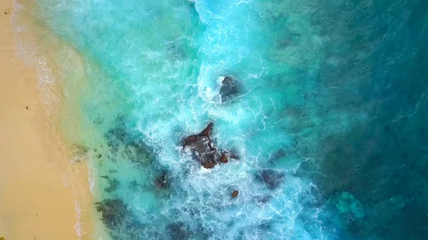 Vista Aérea Hermosa Playa Tropical Con Océano Turquesa Cielo Azul —  Fotos de Stock