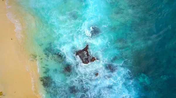Widok Lotu Ptaka Pięknej Tropikalnej Plaży Palmami Turkusowej Wody — Zdjęcie stockowe