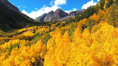 Güzel sonbahar manzarası dağlarda