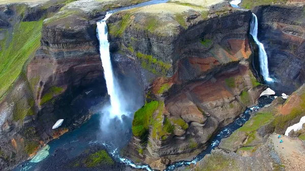 Dağlarda güzel bir şelale