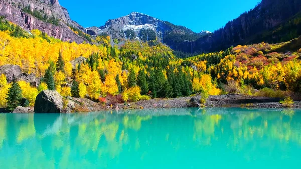 Schöne Herbstlandschaft Mit See Und Bergen — Stockfoto