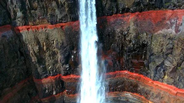 Bela Cachoeira Nas Montanhas — Fotografia de Stock