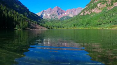 Dağlardaki gölün güzel manzarası