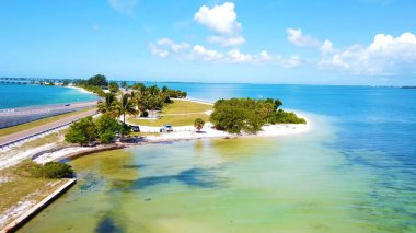 Tropikal adası ve mavi gökyüzü olan güzel bir sahil. yaz konsepti.