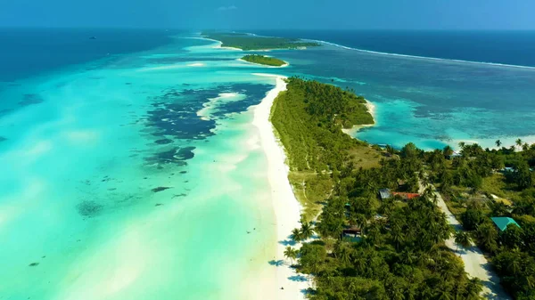 Tropikal plaj, maldivler adası güzel mavi göl ve turkuaz deniz.