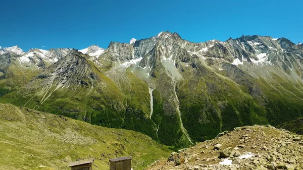 Dağ gölü ve mavi gökyüzü olan güzel bir manzara.