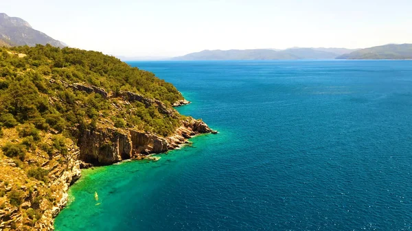 Güzel deniz manzarası ve dağlar.