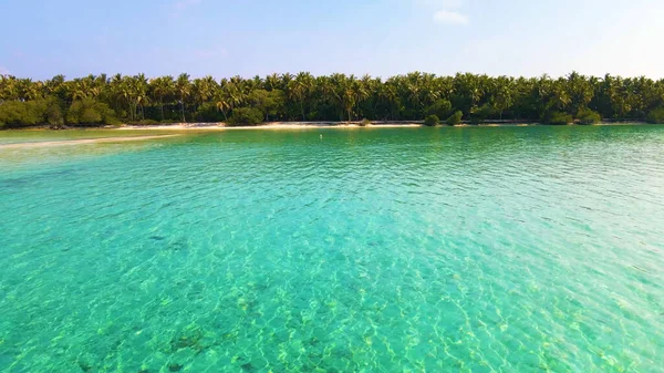 Piękna Tropikalna Plaża Błękitnym Niebem — Zdjęcie stockowe